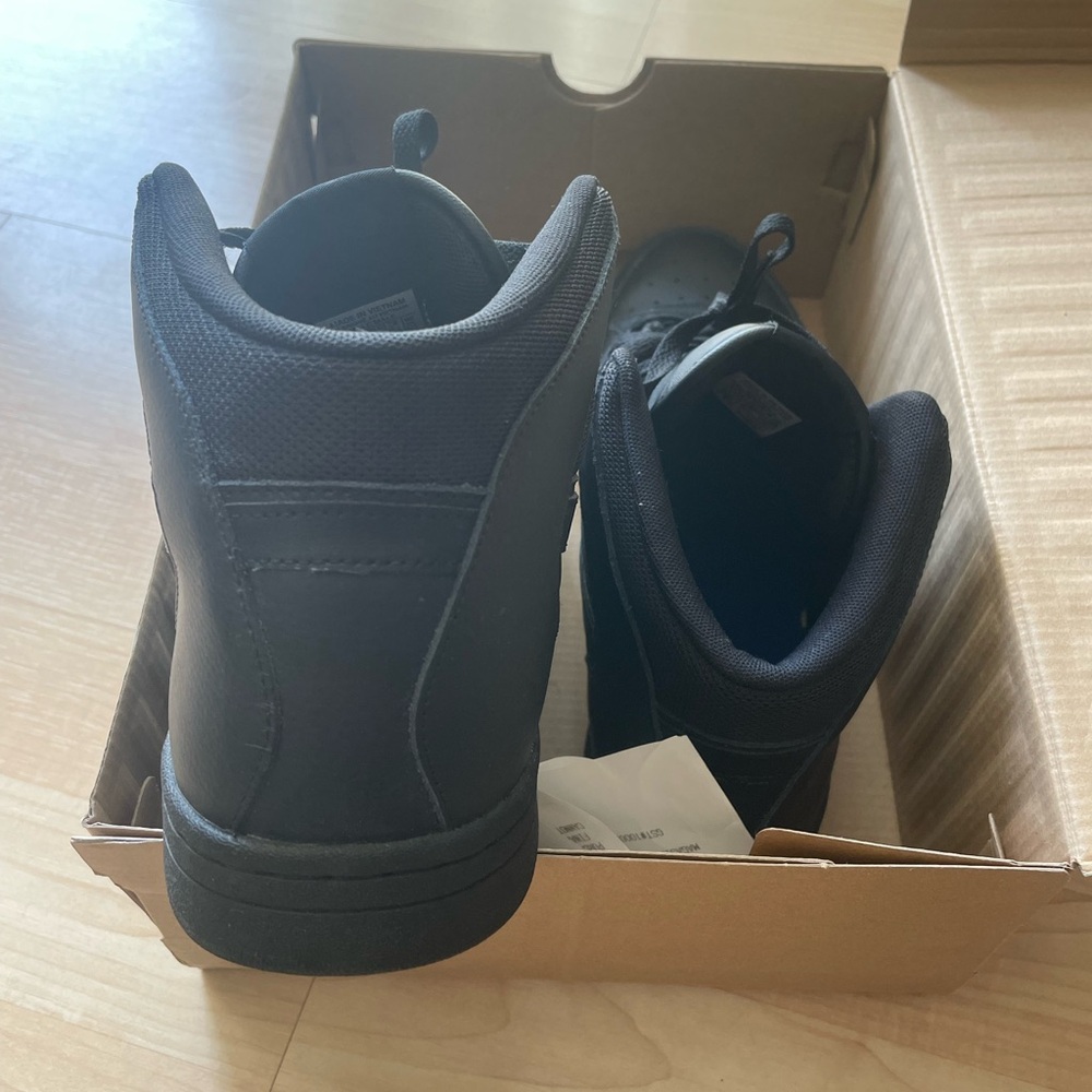 Black Classic Reeboks - Picture 4 of 6